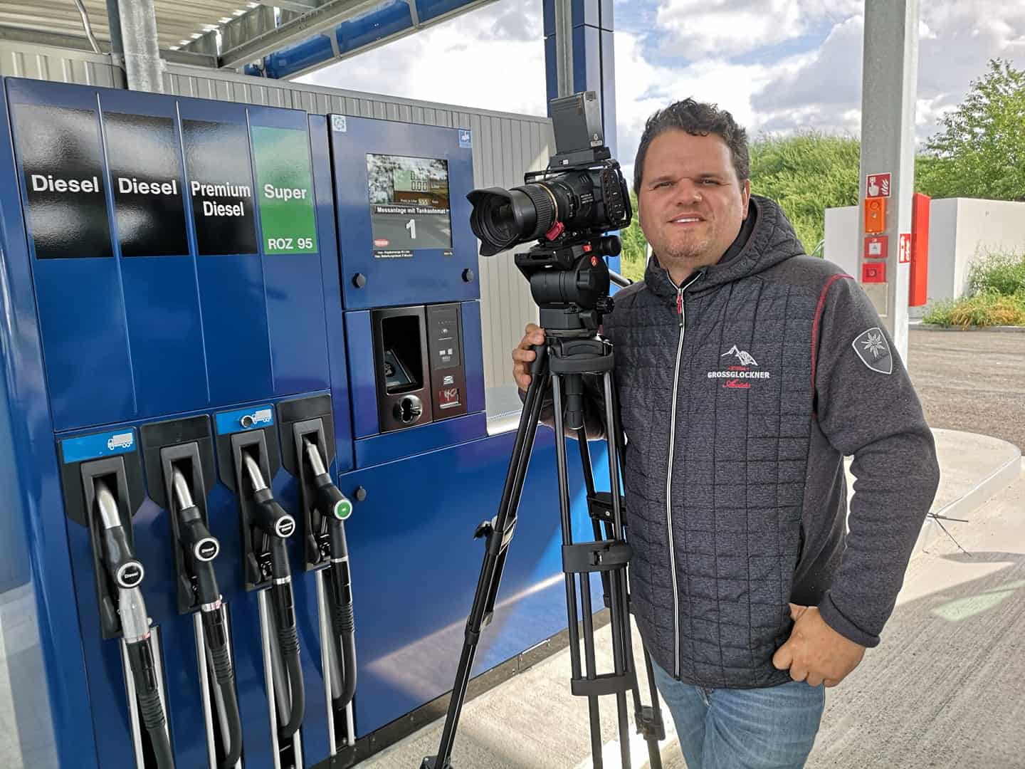 Martin Lohr on a video shoot in Vienna — freelance videographer with full equipment