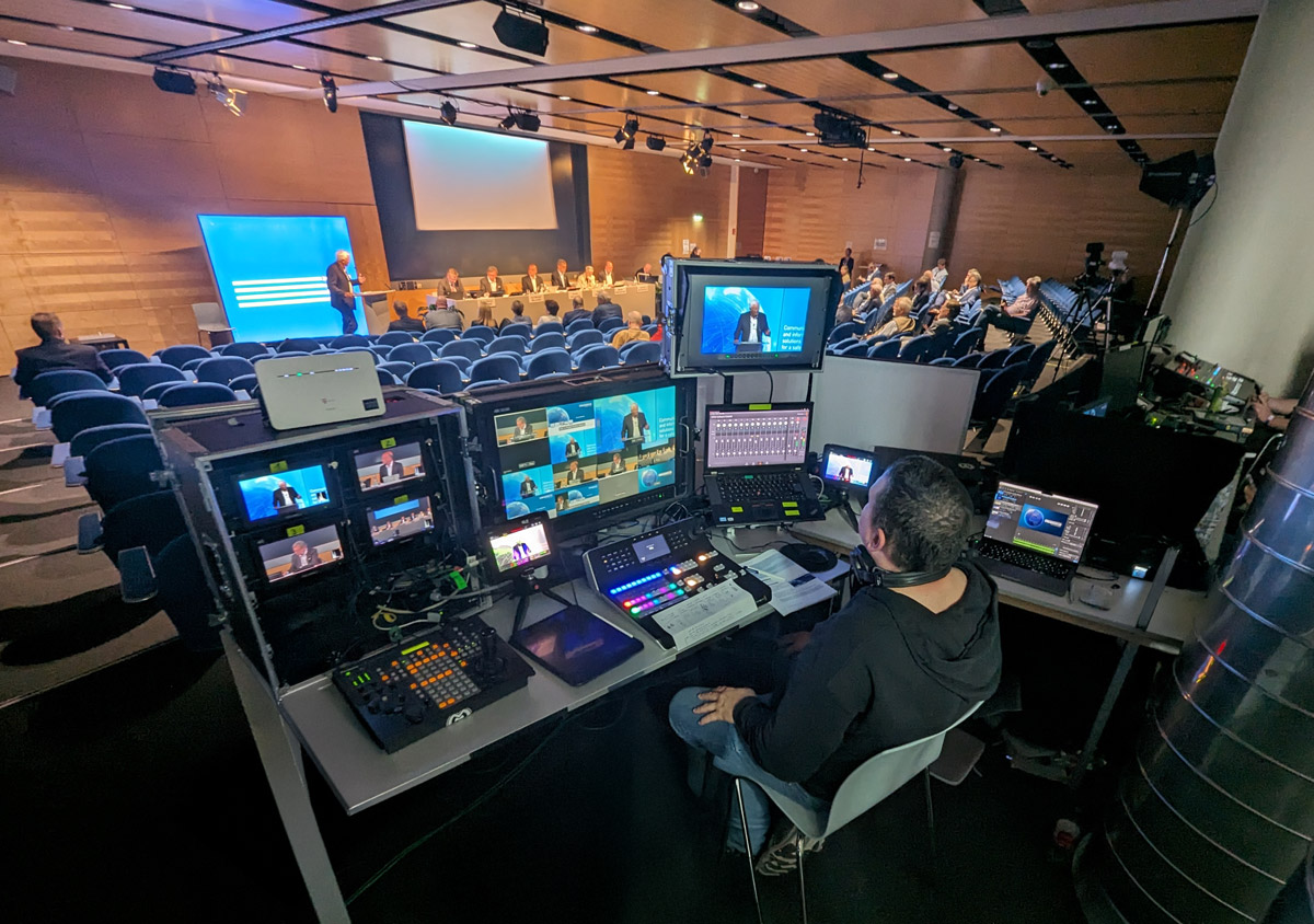 MGL Live-Regieplatz mit Bildmischer und Monitorwand bei einer Veranstaltung in Wien